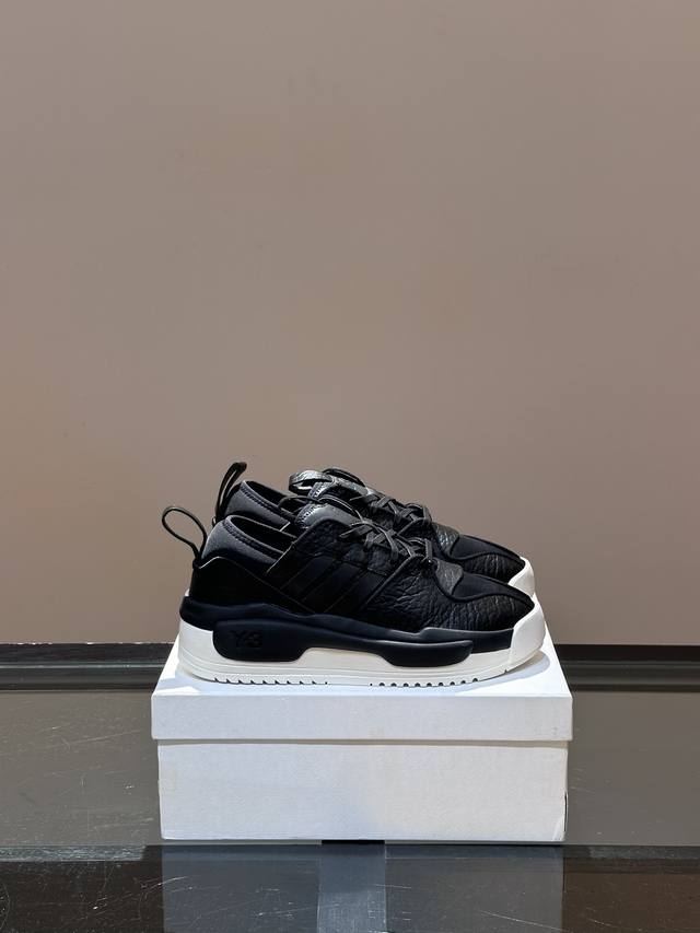 Y-3 Centennial Lo 新款男士织物皮革低帮休闲运动鞋出货，Y-3 Centennial Lo是以篮球为灵感的 Y-3 鞋，对篮球轮廓的现代诠释，使